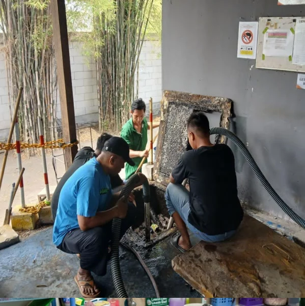 Perbaikan saluran pipa pembuangan rumah karena akar pohon di Borobudur